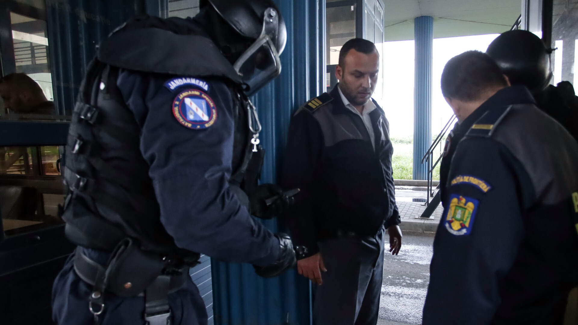 18 politisti de frontiera, inclusiv seful Punctului de Trecere a Frontierei Moravita, retinuti dupa 10 ore de audieri