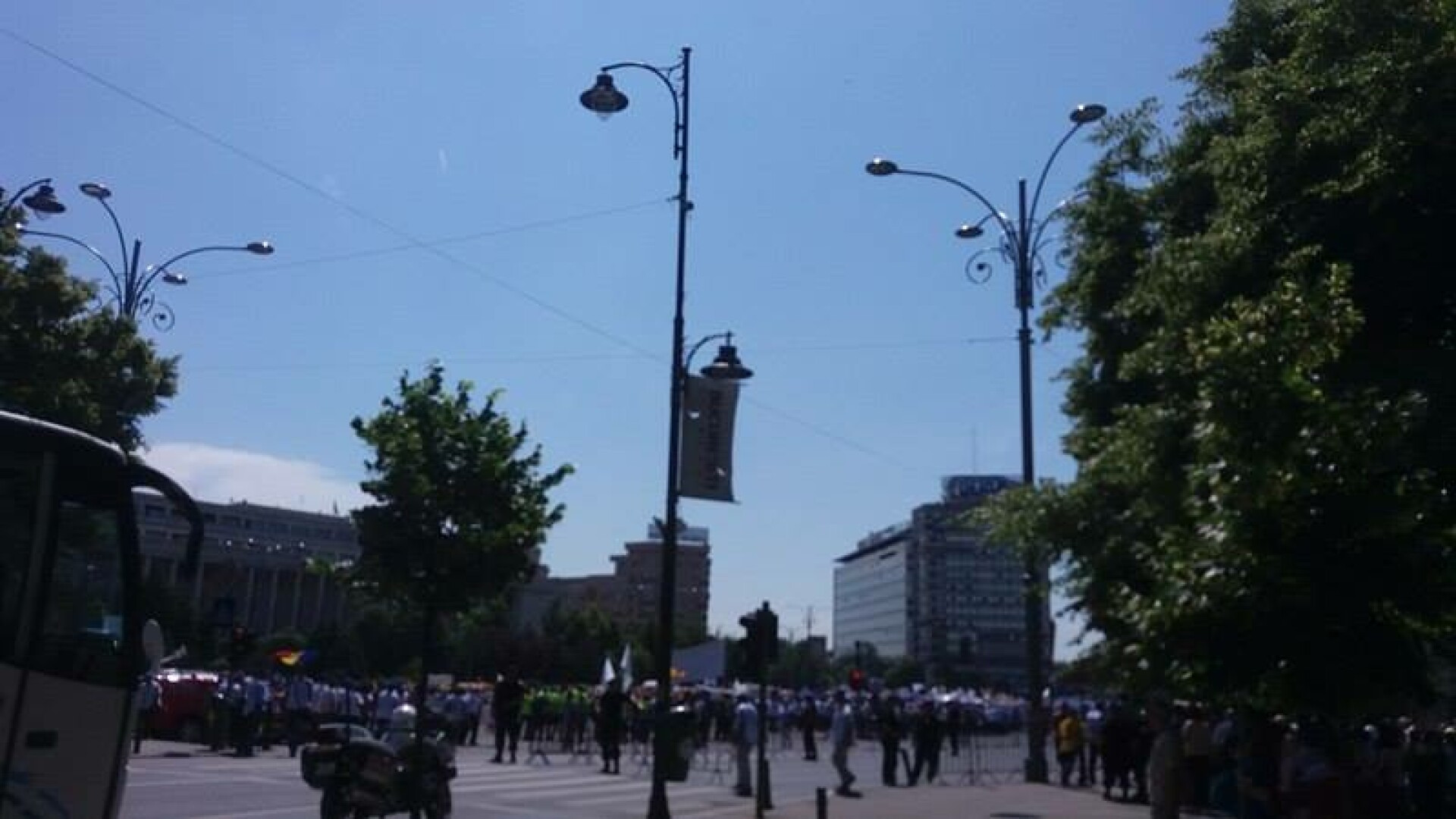 Proteste in Capitala. Sindicalistii din invatamant au inceput sa huiduie la Cotroceni: "Huo pentru dom' profesor!"