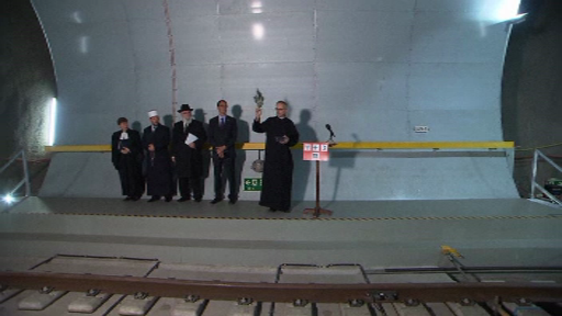 Elvetia a inaugurat cel mai lung tunel feroviar din lume. Constructia a fost sfintita de preoti