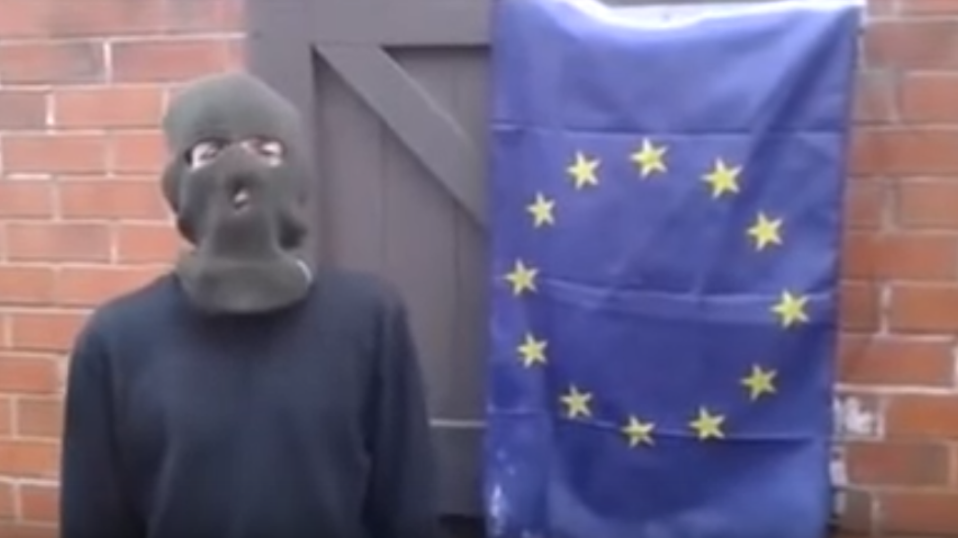 Incercarea ratata a unui extremist britanic care incearca sa arda steagul UE. Motivul ironic pentru care materialul nu ia foc