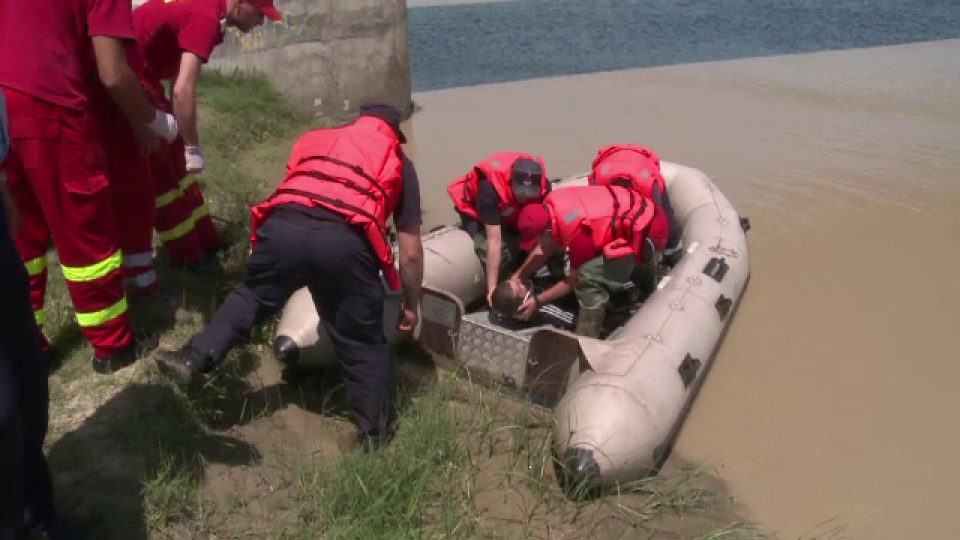 Salvarea miraculoasa a unui barbat care a cazut de la 20 de metri. Martorii sustin ca omul a sarit de pe un pod