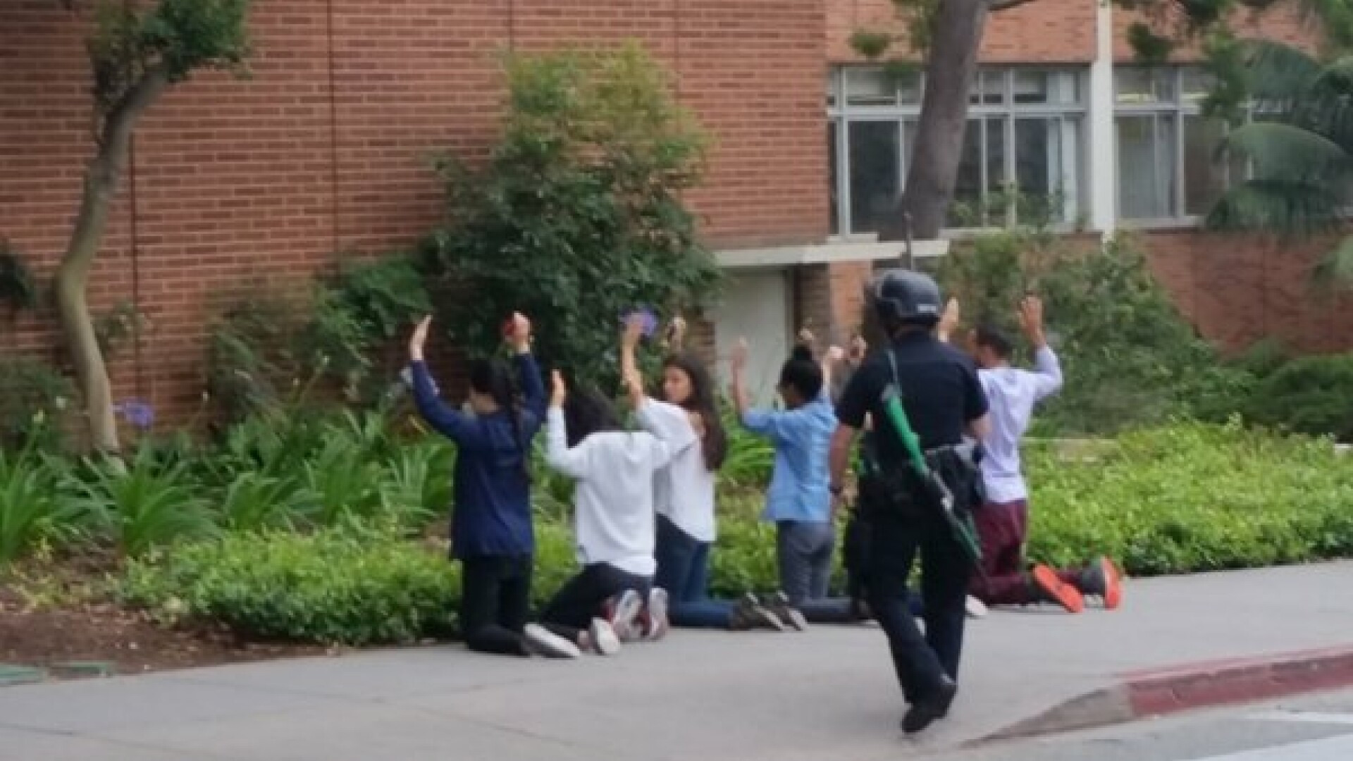 Atac armat la Universitatea California din Los Angeles. Agresorul s-a sinucis dupa ce a impuscat mortal o persoana