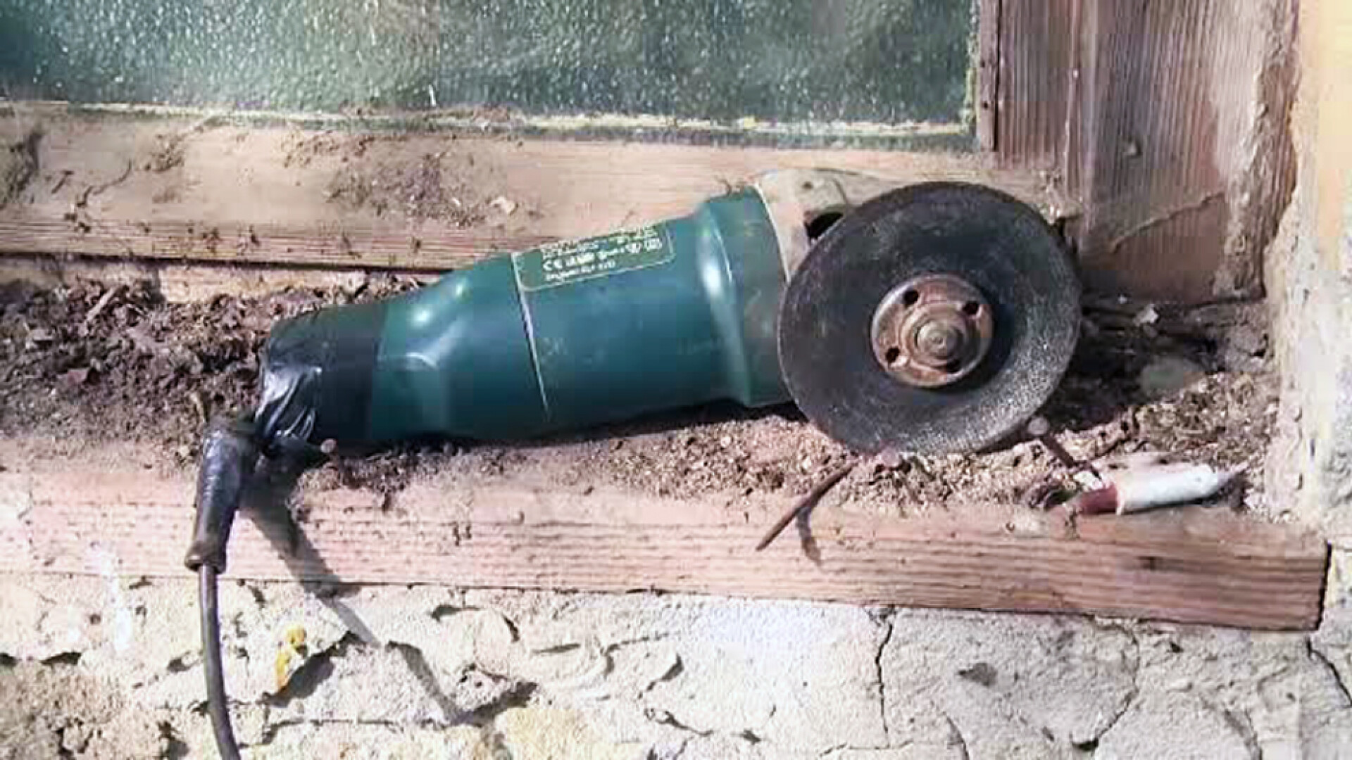 Pasiunea pentru bricolaj l-ar putea lasa fara degete. Accident grav intr-o gospodarie din Bistrita