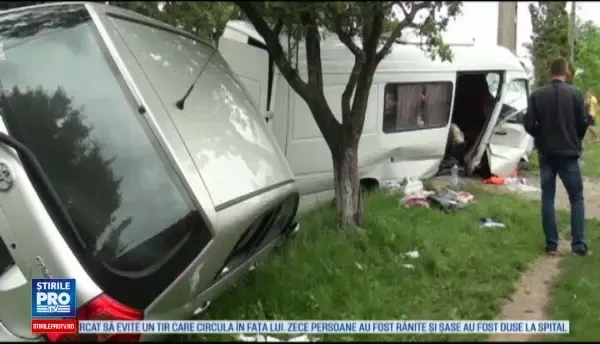 Zece persoane au fost ranite dupa ce un microbuz care venea din Germania s-a rasturnat in Suceava