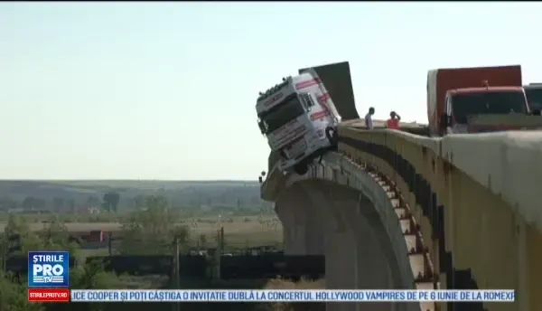Un sofer a fost la un pas sa cada cu TIR-ul de la 10 metri inaltime. S-a oprit in ultima clipa