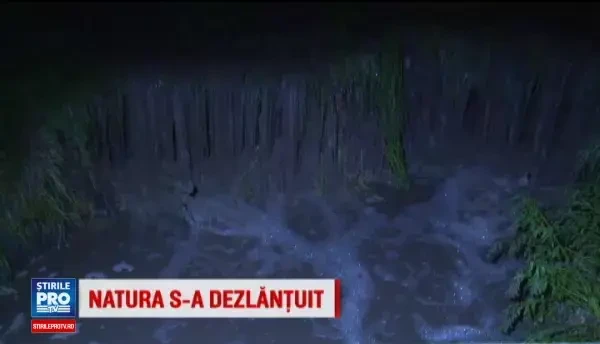 O viitura puternica a rupt bucati din drumuri si a inundat localitati, in Vaslui. Zonele afectate de furtunile de marti seara