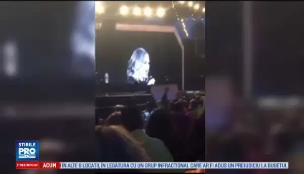 Adele a rabufnit in timpul unui concert din Italia. Ce i-a spus unei fane care o filma cu telefonul