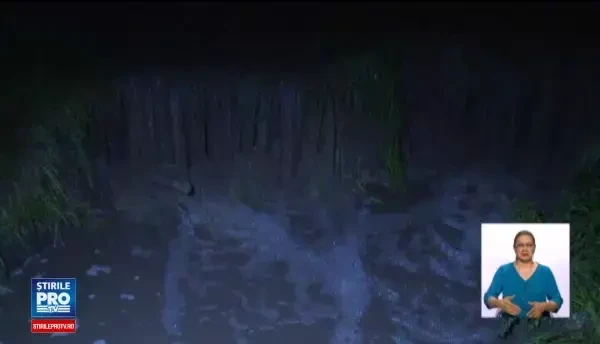 O viitura puternica a rupt bucati din drumuri si a inundat localitati, in Vaslui. Zonele afectate de furtunile de marti seara