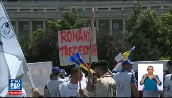 Proteste in Capitala. Sindicalistii din invatamant au inceput sa huiduie la Cotroceni: Huo pentru dom' profesor!