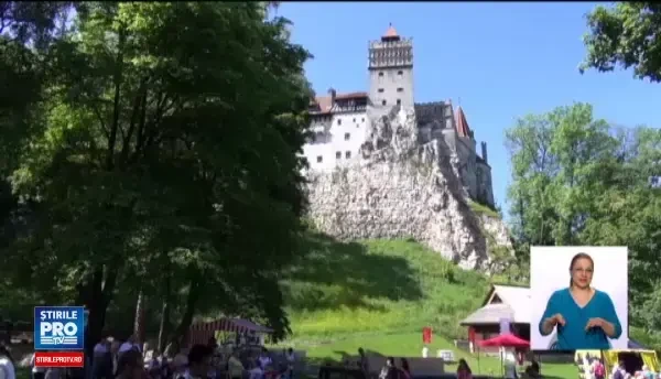 Castelul Bran, vizitat de mii de copii care vor sa vada cavaleri si printese. Surprizele pregatite pentru cei mici