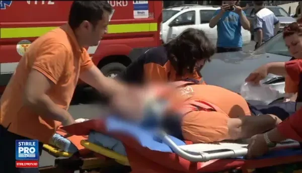 Ambulanta lovita de o masina, in intersectia Baba Novac - Mihai Bravu. Trei oameni au ajuns la spital