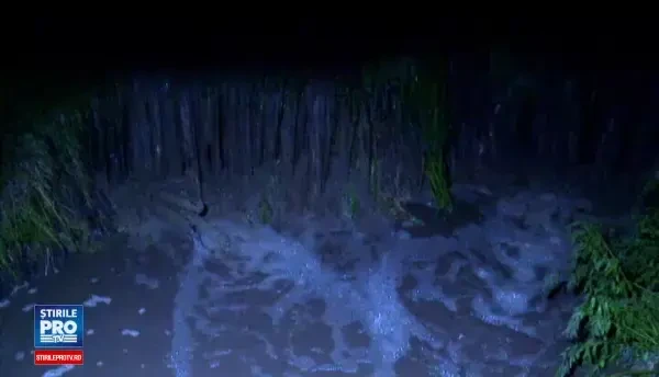 O viitura a distrus o sosea si a inundat cateva localitati, in Vaslui. Zonele unde va ploua torential joi si vineri