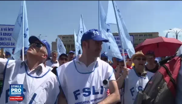 Proteste in Capitala. Sindicalistii din invatamant au inceput sa huiduie la Cotroceni: Huo pentru dom' profesor!
