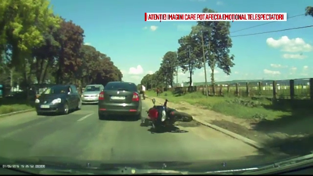 Momentul in care un motociclist s-a rasturnat pe sosea, dupa ce masina din fata lui a franat brusc: incidentul a fost filmat