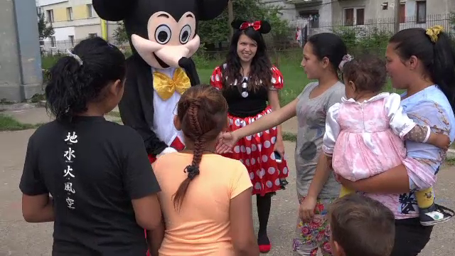 Cadou de neuitat pentru 40 de copii sarmani din Baia Mare. Pentru unii a fost prima oara cand au pasit intr-o gradinita