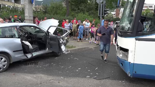 Autocar cu copii din Ungaria, aflati in excursie la Baia Mare, lovit de o masina. Trei persoane au ajuns la spital