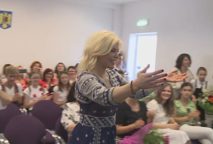 Loredana Groza, invitata speciala la o scoala din Capitala, de Ziua Copilului. Artista a venit impreuna cu tatal ei