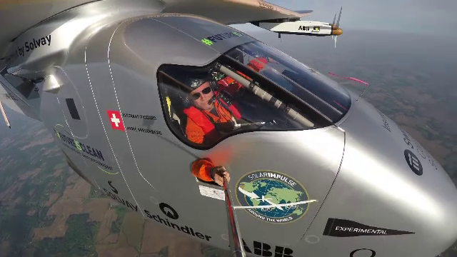 Selfie la mii de metri in aer cu Piccard, pilot pe avionul solar. Imaginile au devenit virale pe internet