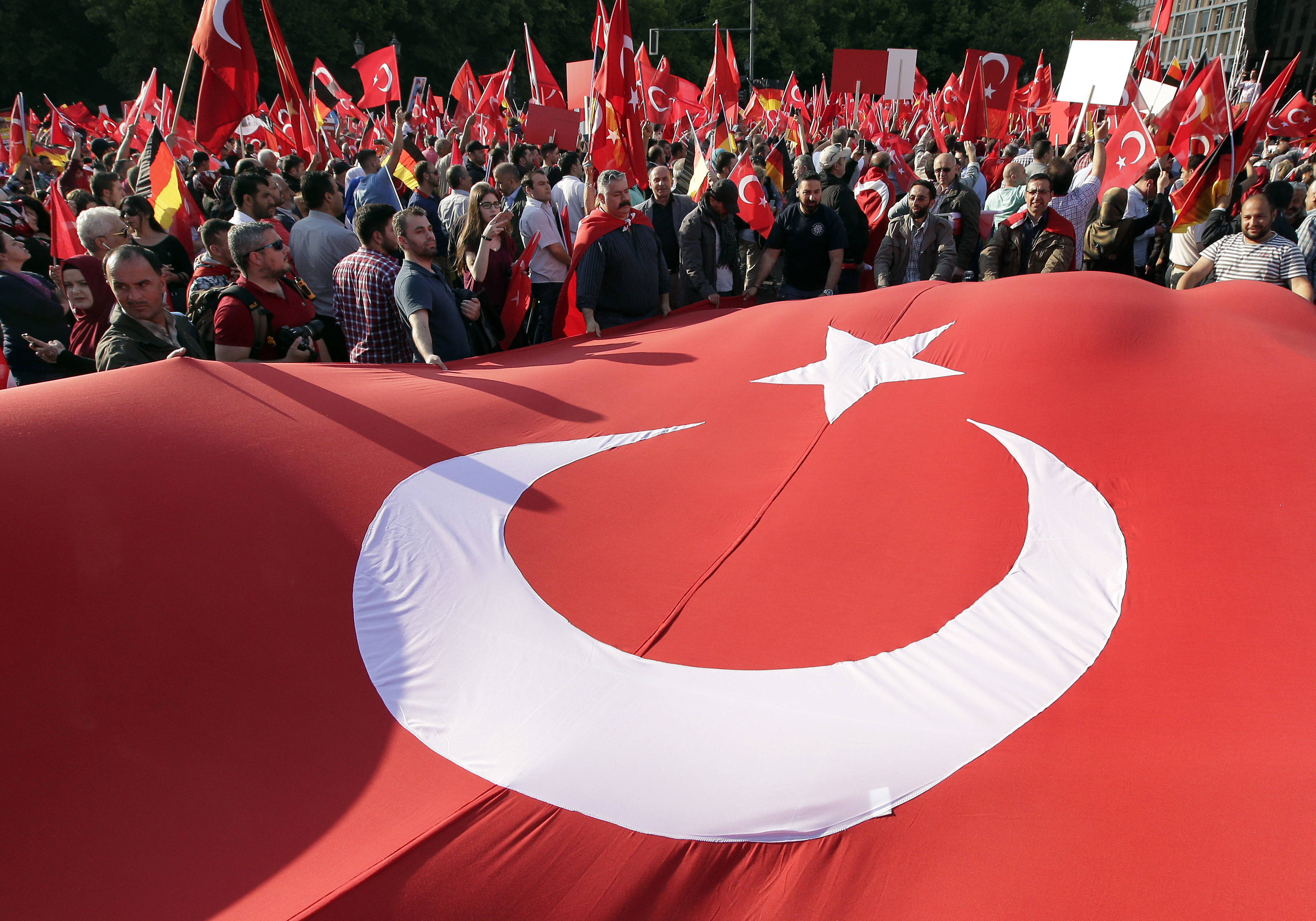 Parlamentul german a decis: recunoaste ca genocid masacrarea armenilor de catre otomani. Reactia imediata a turcilor