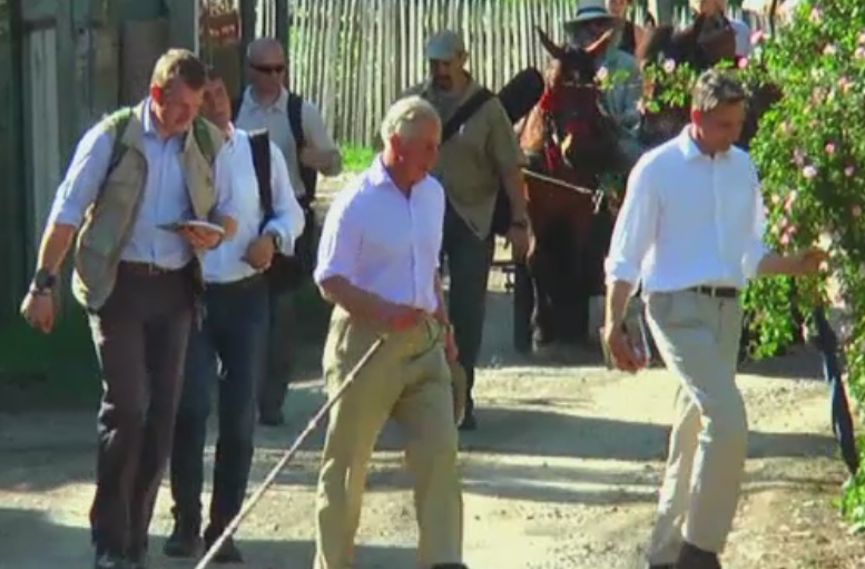 Plimbari cu caruta pe ulite pietruite si rasfatat cu bunatati locale. Aventura Printului Charles in Viscri