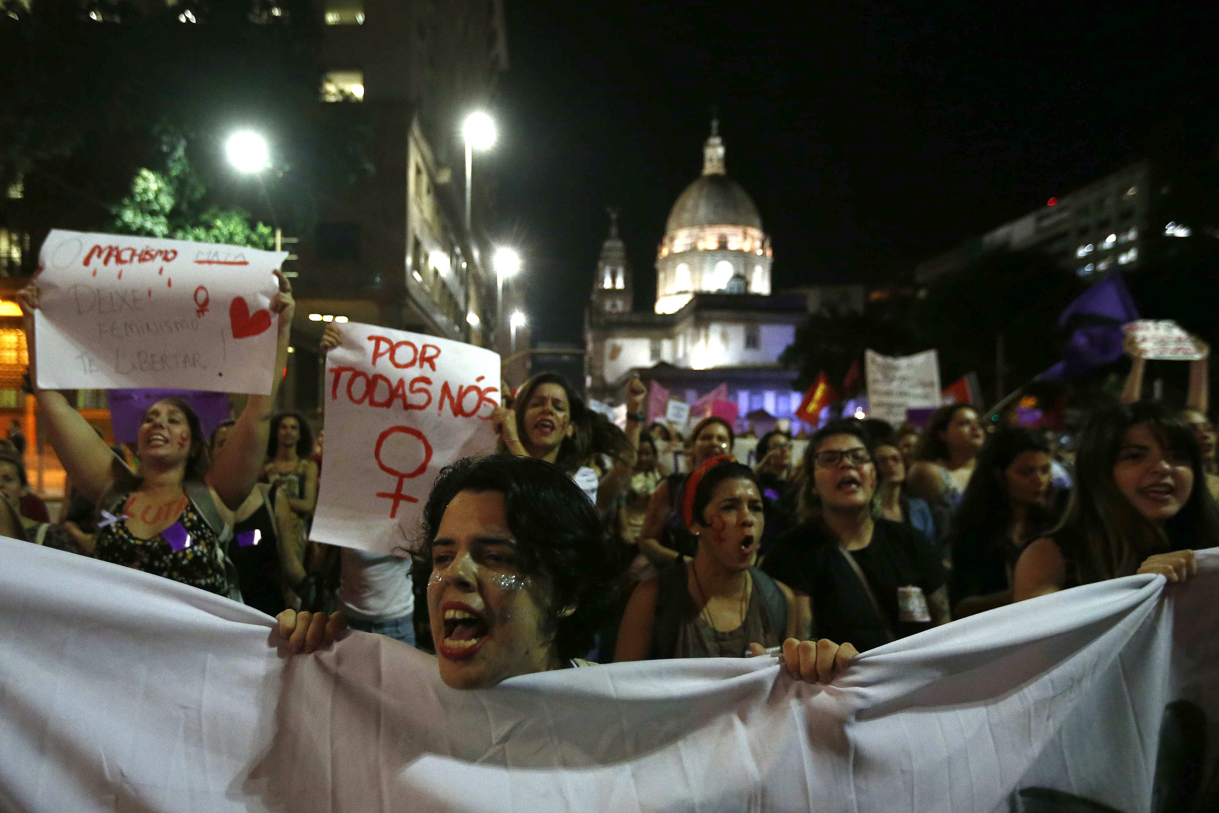 Cazul fetei violate de 30 de barbati a starnit revolta. 5000 de femei au iesit in strada sa protesteze, in Rio de Janeiro