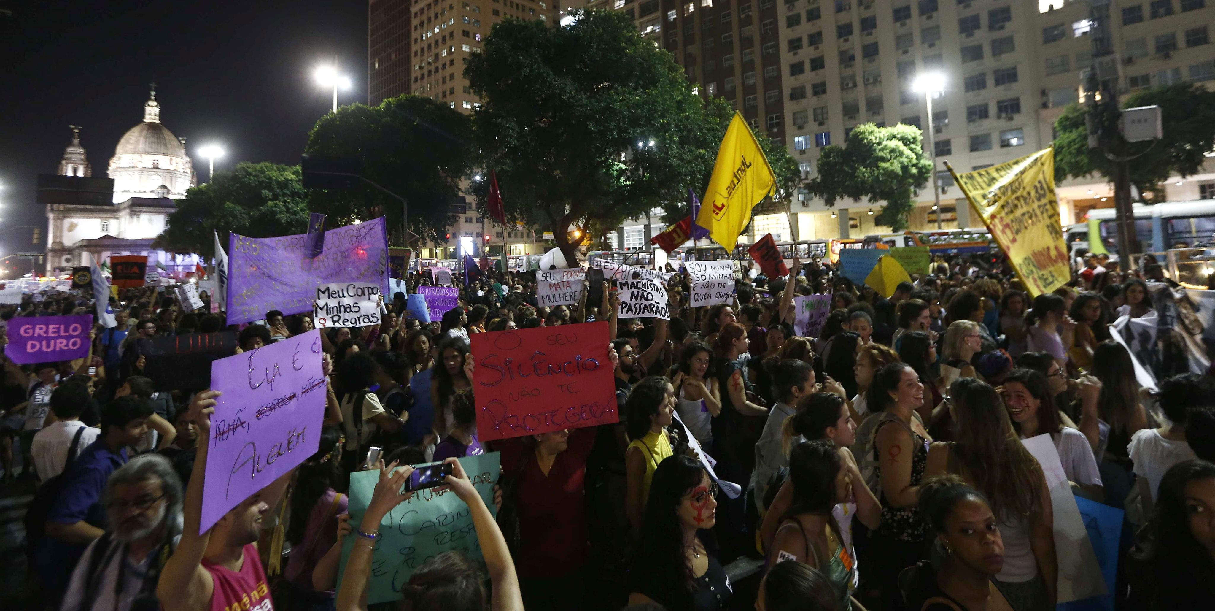 5000 de femei au protestat pe strazile din Rio de Janeiro, in Brazilia, impotriva abuzurilor sexuale