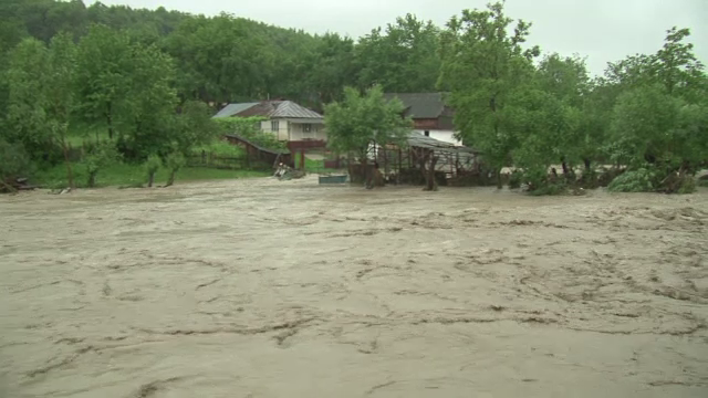 COD ROSU de inundatii in sase judete. Orasul in care nu se poate ajunge si din care nu se poate iesi