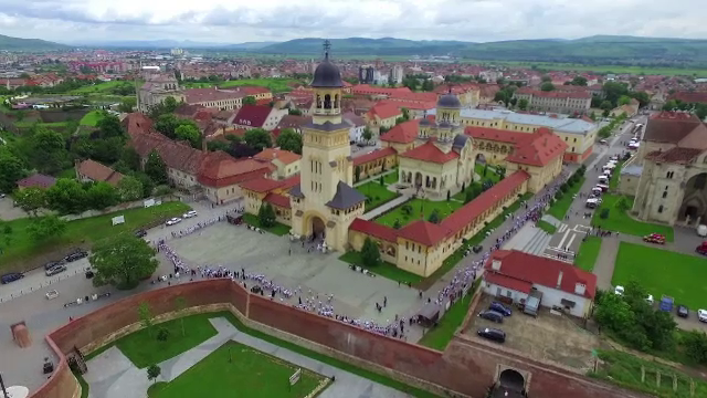 1000 de copii din centrele de plasament au inconjurat catedrala din Alba Iulia. Mesajul transmis de Ziua Adoptiilor