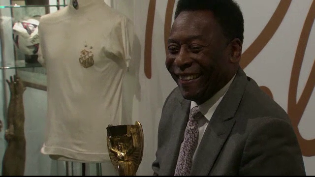 Pele isi scoate la licitatie trofeele si premiile. Obiectul al carui pret de pornire sare de 410.000 de lire