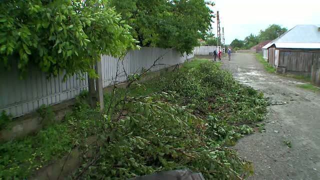 O tornada cu latimea de 60 de metri a lovit o localitate din Romania. Prapadul lasat in urma