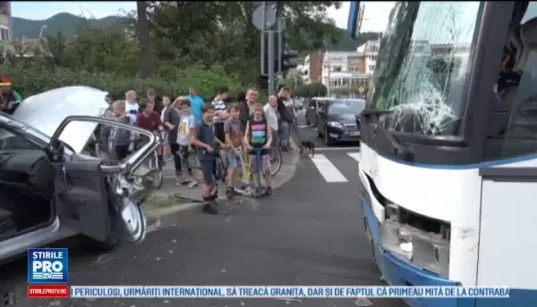 Autocar cu copii din Ungaria, aflati in excursie la Baia Mare, lovit de o masina. Trei persoane au ajuns la spital