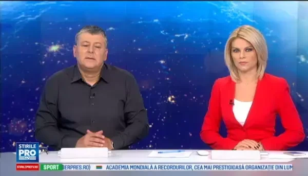 Momentul in care un motociclist s-a rasturnat pe sosea, dupa ce masina din fata lui a franat brusc: incidentul a fost filmat