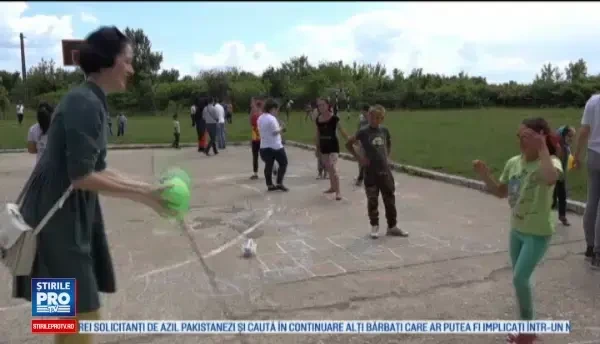 Cadou de neuitat pentru 40 de copii sarmani din Baia Mare. Pentru unii a fost prima oara cand au pasit intr-o gradinita