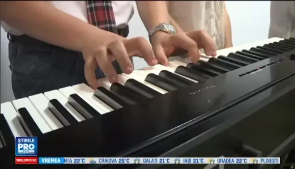 Loredana Groza, invitata speciala la o scoala din Capitala, de Ziua Copilului. Artista a venit impreuna cu tatal ei