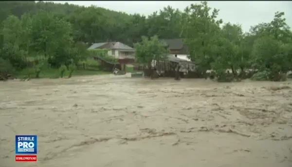 COD ROSU de inundatii in sase judete. Orasul in care nu se poate ajunge si din care nu se poate iesi