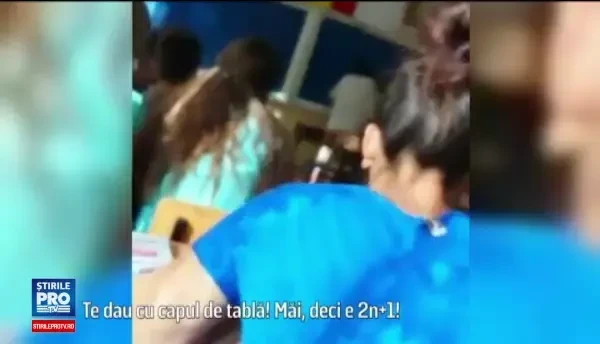 Ce risca profesoara filmata in timp ce umilea o eleva. Eu am un timbru mai ridicat, sa se auda pana in spatele clasei
