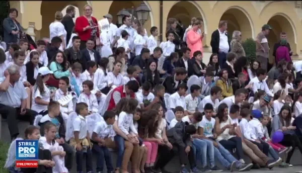 1000 de copii din centrele de plasament au inconjurat catedrala din Alba Iulia. Mesajul transmis de Ziua Adoptiilor