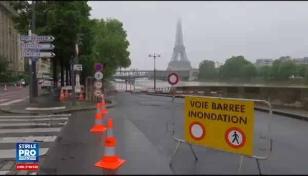 In mai multe zone din Franta va fi declarata stare de catastrofa naturala. Oamenii, salvati de pe acoperis cu elicopterul