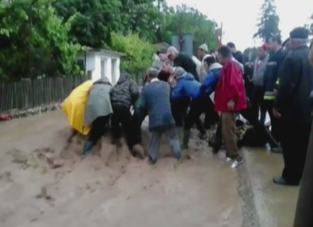 Imagini dramatice din zonele afectate de inundatii devastatoare. "Nu ma duc de la casa mea. Aici mor eu"