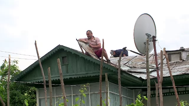 O tornada violenta a maturat o comuna din judetul Tulcea, in 5 minute. Furtuna a distrus case si a smuls copacii din radacini