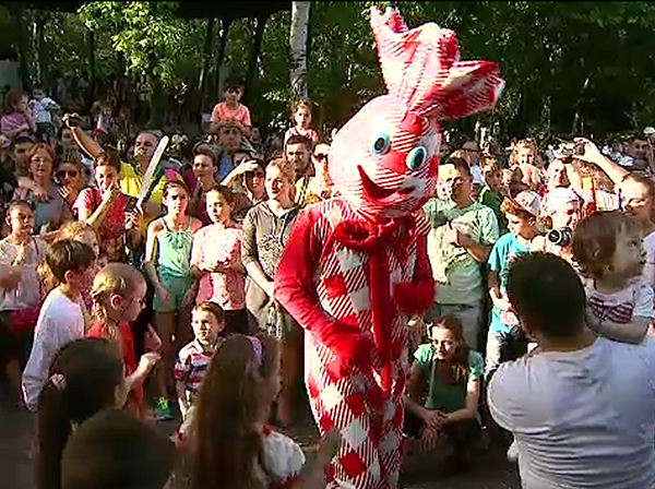 (P) Cel mai reusit Flash Mob din oras, organizat de 1 Iunie. Mai mult de 100 de copii au exersat miscarea YAM-YAM-YAM