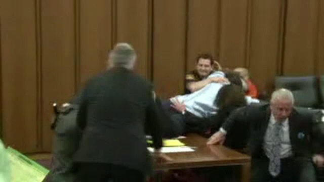 Tatal unei femei ucise s-a napustit asupra vinovatului, in sala de judecata. Gestul care i-a provocat furia