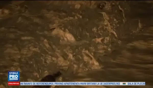 Bilantul inundatiilor devastatoare din Moldova. Doi barbati au murit in viiturile puternice, iar mii de case au ramas curent