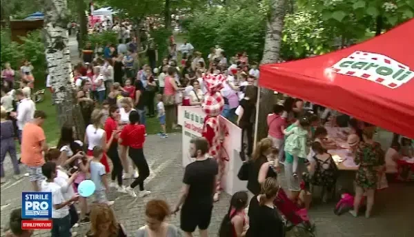 (P) Cel mai reusit Flash Mob din oras, organizat de 1 Iunie. Mai mult de 100 de copii au exersat miscarea YAM-YAM-YAM