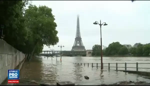 Muzeul Luvru, inchis pentru a fi evacuate operele. Inundatiile ameninta si resedinta presedintelui Hollande
