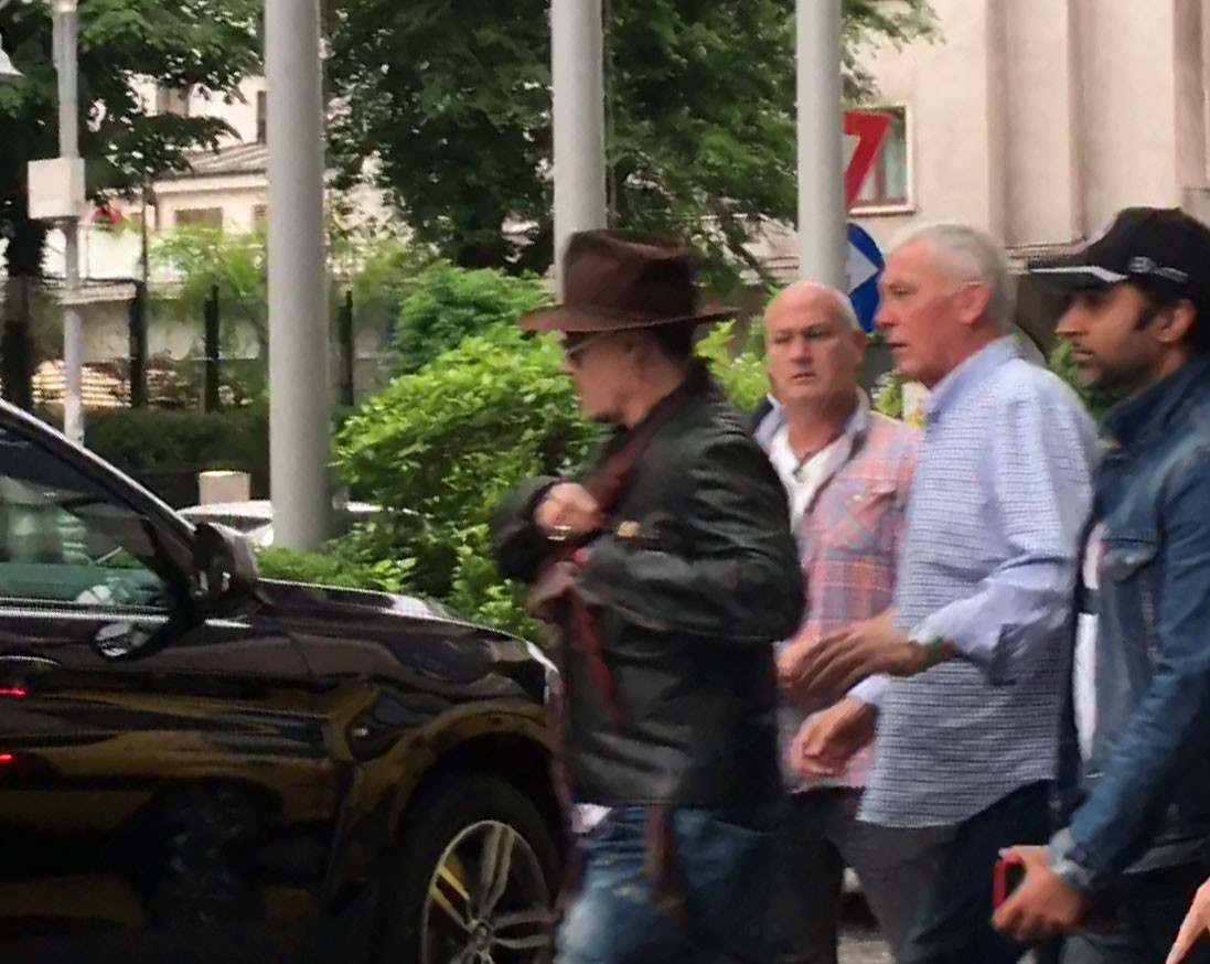 Imagini ireale cu Johnny Depp la Bucuresti. A chefuit intr-o carciuma, baricadat cu patura-n geam