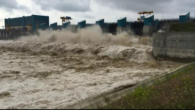 Inundatiile fac prapad in 7 judete: 2 oameni morti si sute de evacuati din calea viiturilor. Un sat e complet izolat de ape