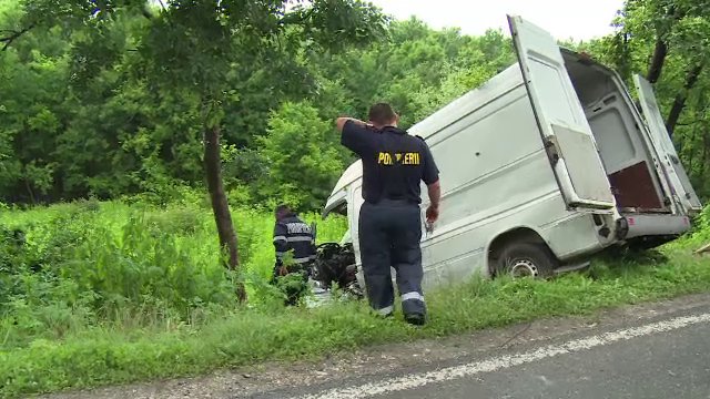 O depasire imprudenta l-a costat viata pe un sofer de 46 de ani. Dubita condusa de el s-a izbit violent de un TIR