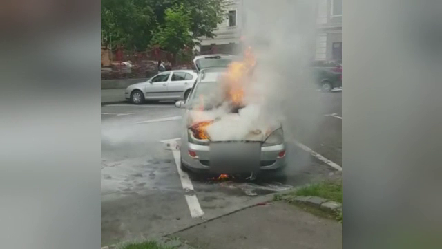 O masina a luat foc in centrul Brasovului, chiar langa primarie. Cum au reusit sa se salveze soferul si pasagera
