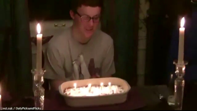 Surpriza neplacuta de care a avut parte acest tanar. Ce s-a intamplat in momentul in care a suflat in lumanarile de pe tort